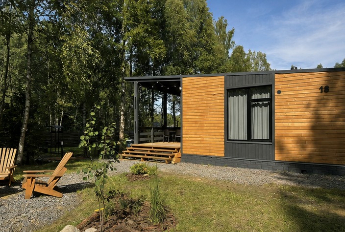 Фасад Mint House среди деревьев
